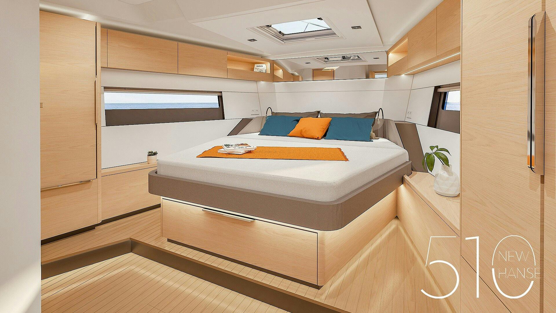 El sofisticado diseño del Hanse 510 crea una sensación de lujo y amplio espacio bajo cubierta